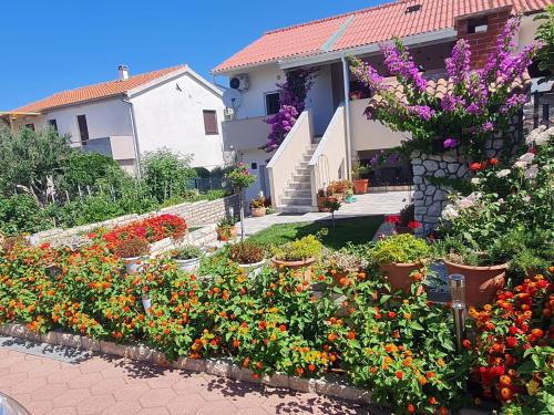 Taman di luar Apartman "Flower Garden"