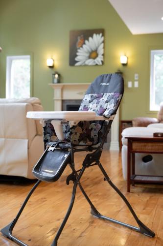 a chair with a table in a living room at Le Havre d'Émélie dogfriendly Lake access in Sainte-Émélie-de-lʼÉnergie