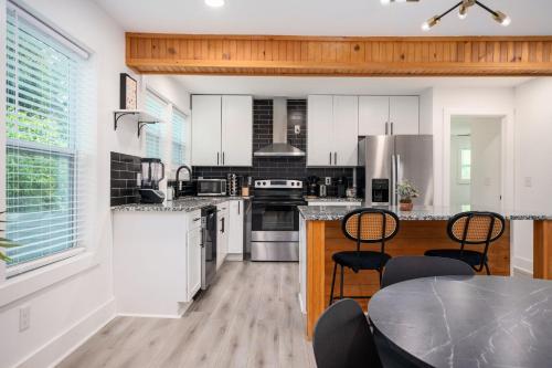 Gallery image of Chic 3BR Bungalow with Screened Porch & Patios in Atlanta
