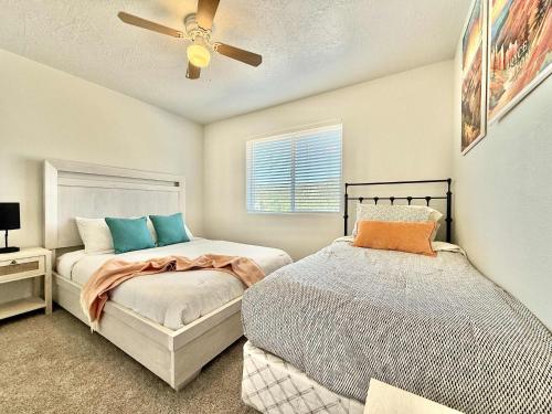 Ένα ή περισσότερα κρεβάτια σε δωμάτιο στο Entire Duplex near Zion with 2 hot tubs sleeps 9