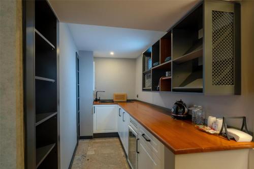 Una cocina o cocineta en Best Western Izmir Hotel
