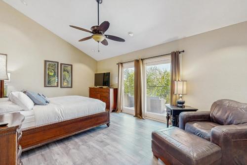 un dormitorio con una cama y un sofá en North Beach B, en San Clemente
