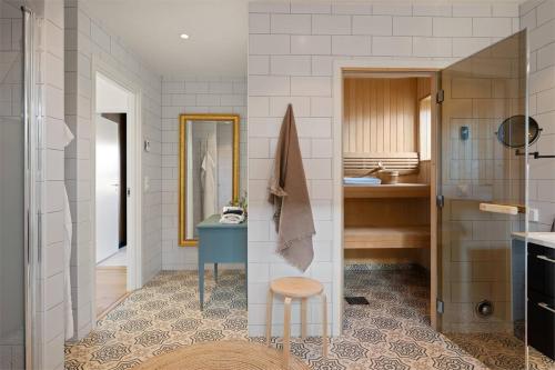 Ένα μπάνιο στο Rymlig villa nära stad och natur