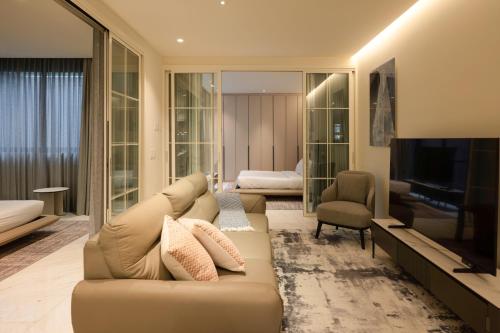 a living room with a couch and a television at Poe 227 By Ömora in Mexico City