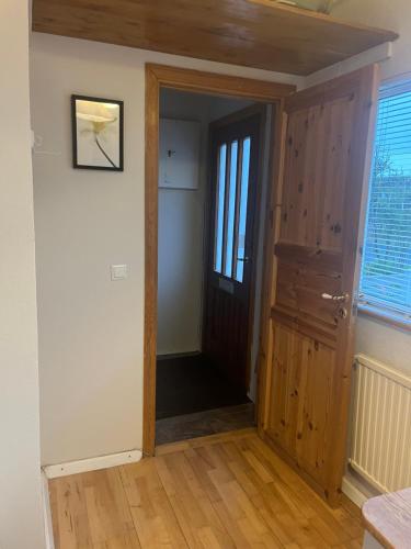 un pasillo vacío con una puerta y una ventana en Home in Eyrarbakki, en Eyrarbakki