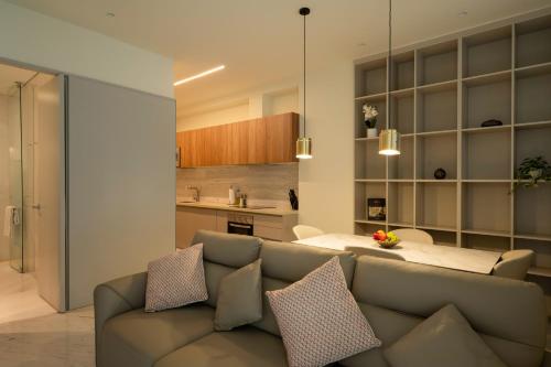 a living room with a couch and a kitchen at Edgar Allan Poe 227 By Ömora in Mexico City