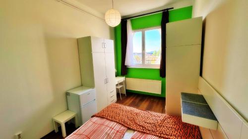 Camera verde con letto e finestra di BeBudgetRooms a Budapest