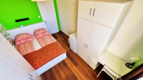 Postel nebo postele na pokoji v ubytování BeBudgetRooms