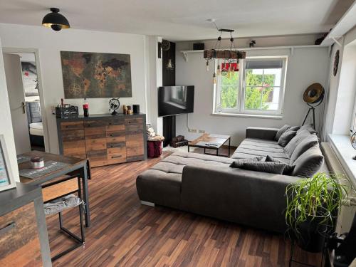 a living room with a couch and a tv at Usedom Suite Zeitlos - 100 Meter zum Strand in Ostseebad Koserow