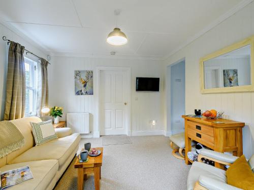 Μια τηλεόραση ή/και κέντρο ψυχαγωγίας στο 1 Bed in Ayr 93562