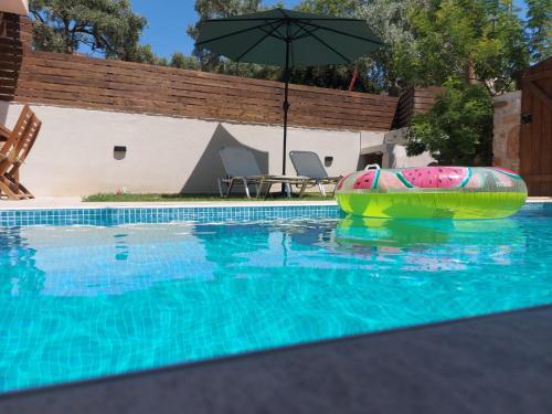 Φωτογραφία από το άλμπουμ του Abigails Pool House σε Kallirákhi