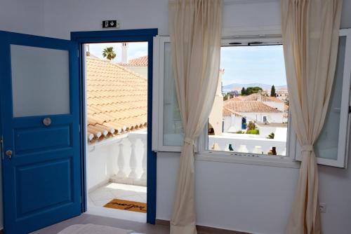 Balkón nebo terasa v ubytování Arourahomes Spetses Town Suites