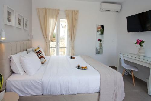 Postel nebo postele na pokoji v ubytování Arourahomes Spetses Town Suites