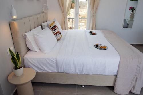 Postel nebo postele na pokoji v ubytování Arourahomes Spetses Town Suites