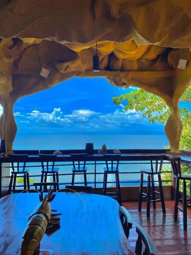 a room with a table and a view of the ocean at Zona de Piratas 