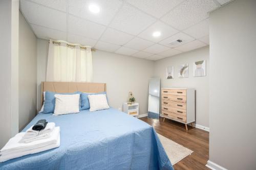 Tranquil 2bd Oasis 10 Min to Airport & Downtownにあるベッド
