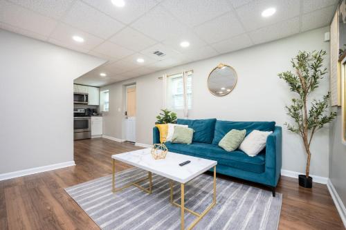 アトランタにあるTranquil 2bd Oasis 10 Min to Airport & Downtownの青いソファとテーブルのあるリビングルーム