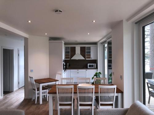 a kitchen and dining room with a table and chairs at Stora älg -Ferienhaus am Älgsjön in Arvika