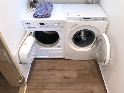 a washing machine and a dryer in a laundry room at Stora älg -Ferienhaus am Älgsjön in Arvika