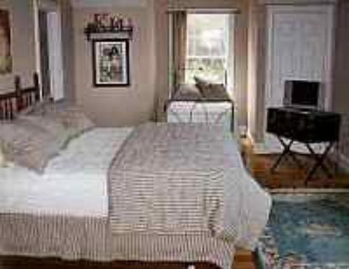 Katil atau katil-katil dalam bilik di Josephine's on the Bay Bed and Breakfast