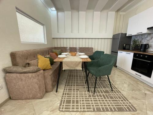 ein Wohnzimmer mit Couch und Tisch in der Unterkunft Двухкомнатная квартира в Аркадии с двумя кроватями две отдельные спальни in Odessa
