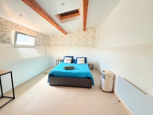 une chambre avec un lit et une télévision dans l'établissement Maison 8 T2 Jacuzzi et Jardin, à Marseille