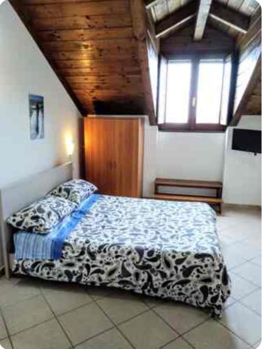 a bedroom with a bed in a room at La Mansarda 800metri da Ravello in Scala