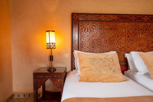 Una cama o camas en una habitación de Al Fassia Aguedal