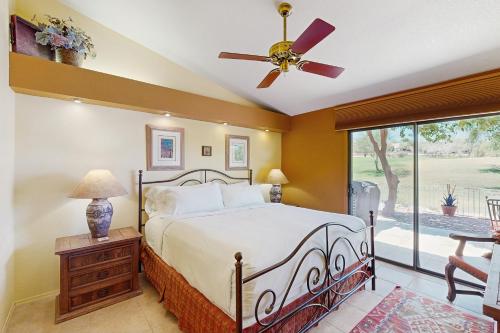 une chambre avec un lit et un ventilateur de plafond dans l'établissement Tucson National #2428, à Tucson