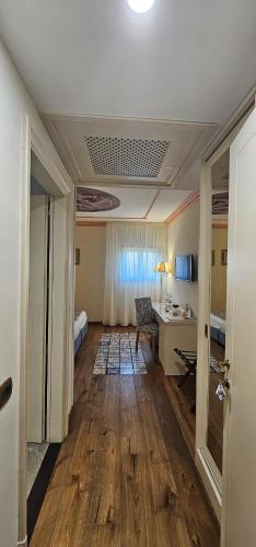 a room with a room with a desk and a bed at Hotel Foresteria Baglio Della Luna in San Leone