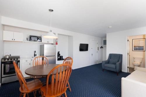 a kitchen and dining room with a table and chairs at Aspinquid Resort in Ogunquit