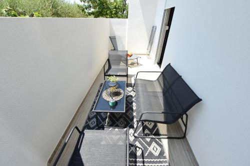 Un patio con una mesa y sillas en un balcón. en Amantis, en Zadar