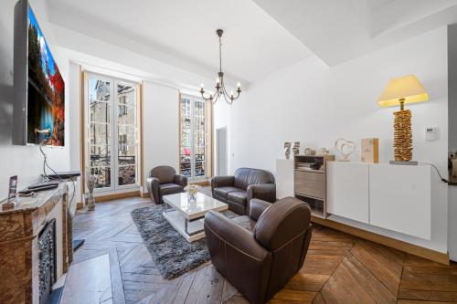 un salon avec un canapé et une table dans l'établissement Le Home Carnot - Hypercentre de Beaune, à Beaune