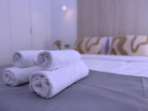 a pile of towels sitting on top of a bed at San Francisco Central Suites Penthouse in Santa Cruz de Tenerife