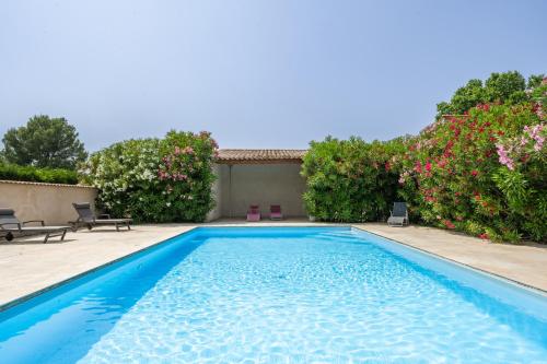 une piscine dans une cour fleurie dans l'établissement La Pastorale, à Lagnes