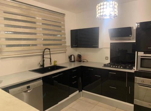 Maison jardin barbecue parkingにあるキッチンまたは簡易キッチン