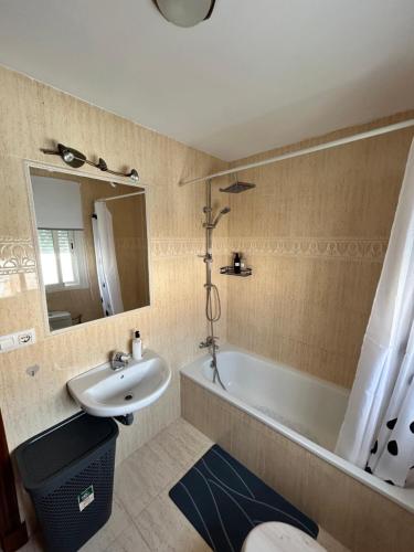 un bagno con lavandino e vasca da bagno di Casa SOL y MAR junto a la PLAYA a Sanlúcar de Barrameda
