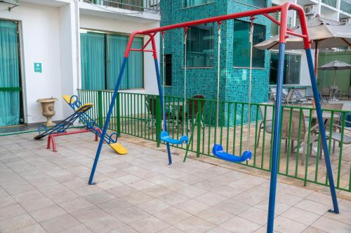 a playground in a pool with a swing set at Hotel Nacional Inn Poços de Caldas - Lazer completo e Gastronomia no Centro in Poços de Caldas