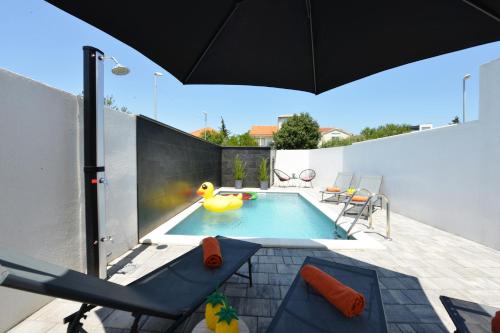 Una pequeña piscina con un patito de goma dentro. en Amantis, en Zadar