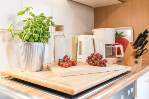 a cutting board with tomatoes and a potted plant on it at Fachwerk-Treppenspeicher, Ruhe auf dem Land, Haustiere willkommen, Leihfahrräder, 24-7 check in in Kirchlinteln