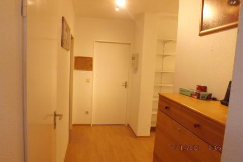 a room with a closet and a door with a dresser at GME Easyflex Home-1 in Berlin