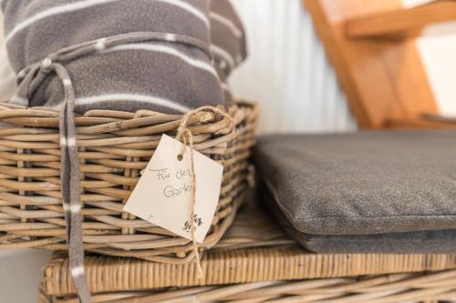 a pile of towels in a basket with a tag at Fachwerk-Treppenspeicher, Ruhe auf dem Land, Haustiere willkommen, Leihfahrräder, 24-7 check in in Kirchlinteln