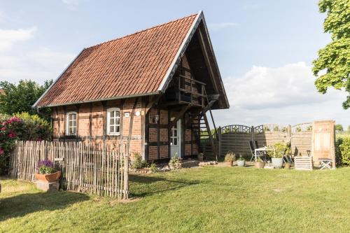 an old house with a gambrel roof at Fachwerk-Treppenspeicher, Ruhe auf dem Land, Haustiere willkommen, Leihfahrräder, 24-7 check in in Kirchlinteln