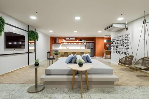 Un dormitorio con una cama grande y una mesa. en Studio 1501, en Río de Janeiro