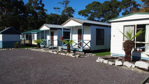 a row of mobile homes in a row at Strahan Retreat Holiday Park in Strahan