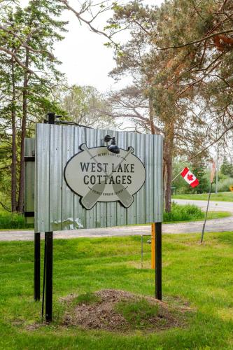 ein Schild mit der Aufschrift „West Lake Colleges“ in einem Park in der Unterkunft Westlake Cottage - Milford Lodge in Wellington