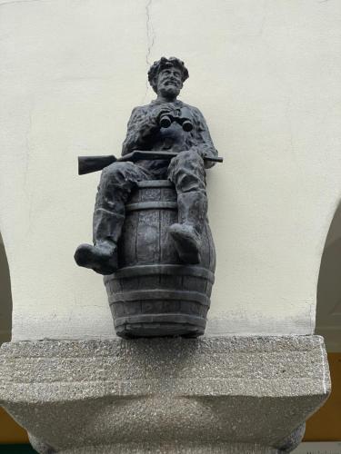 a statue of a man sitting in a basket at Apartament Pod Filarami in Zielona Góra