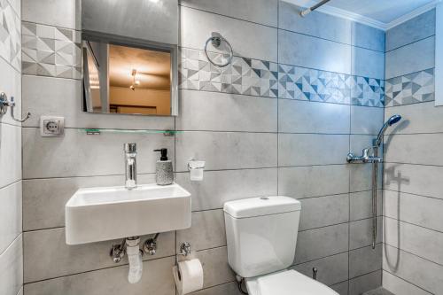 Ένα μπάνιο στο Central Aplotaria Apartment