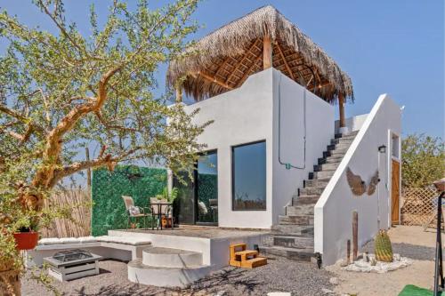 El SargentoにあるBaja Desconocida Ranch Seaviewの階段と木のある白い家