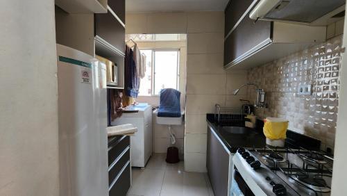 Dapur atau dapur kecil di Conforto Urbano, Apartamento Acolhedor